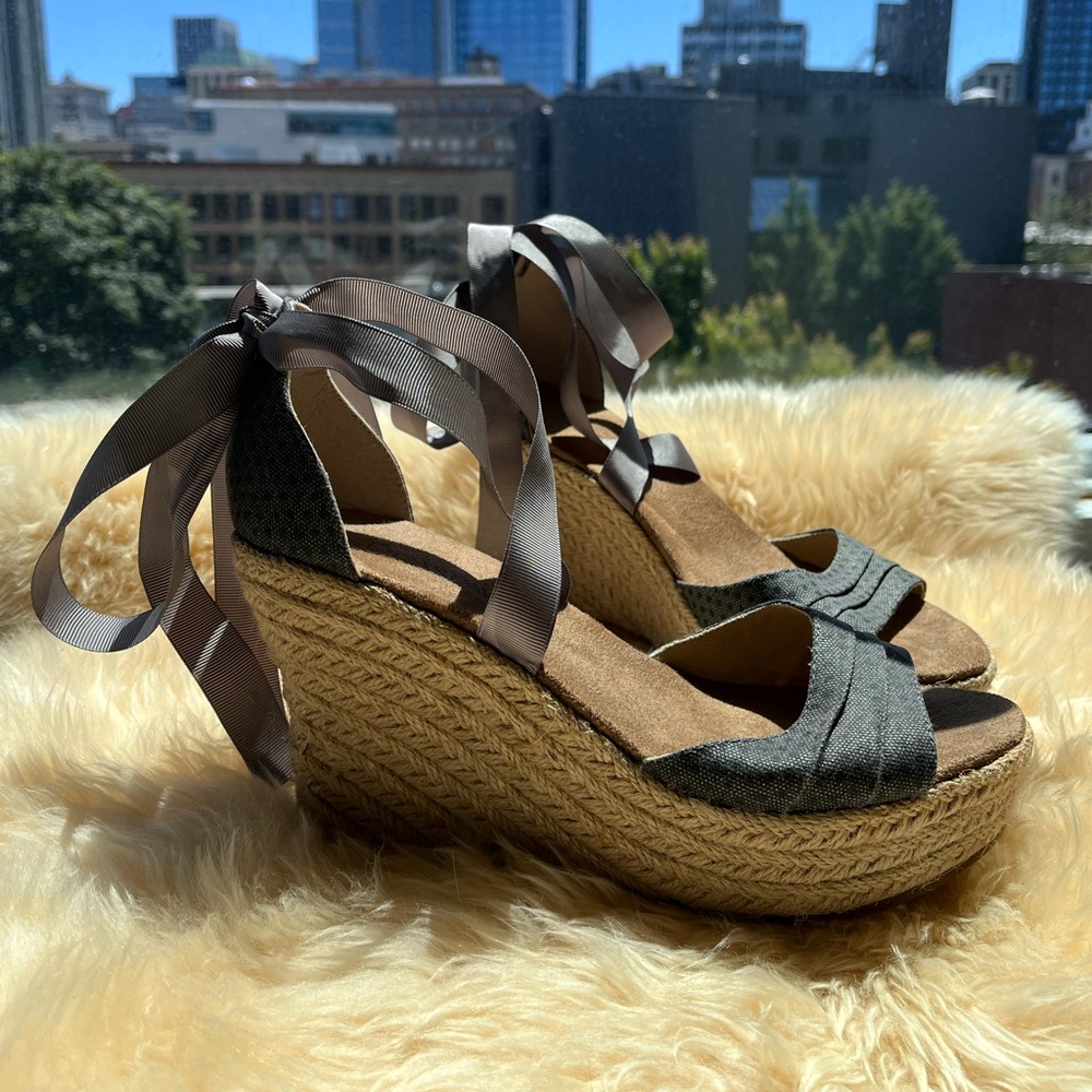 NWOB Bearpaw Grey Ribbon-Tie Wedge Heels - Size 8